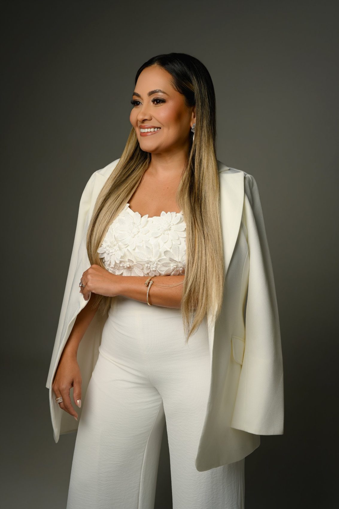 Meirielle Ribeiro sorrindo, de terno branco